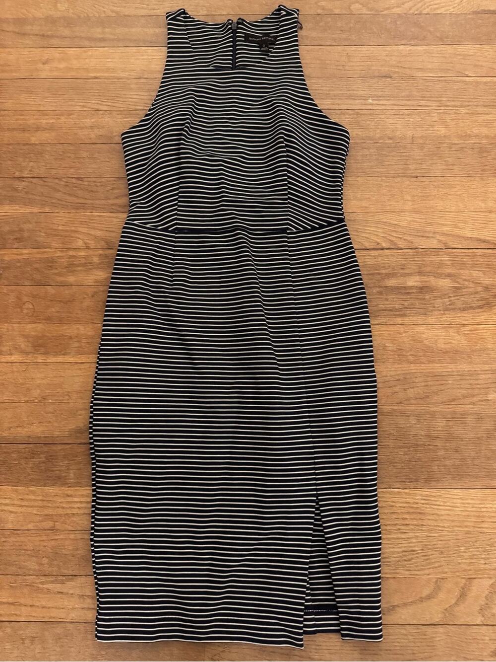 Banana Republic Navy and White Striped Knee Length Sheath Dress - Size 0
b94